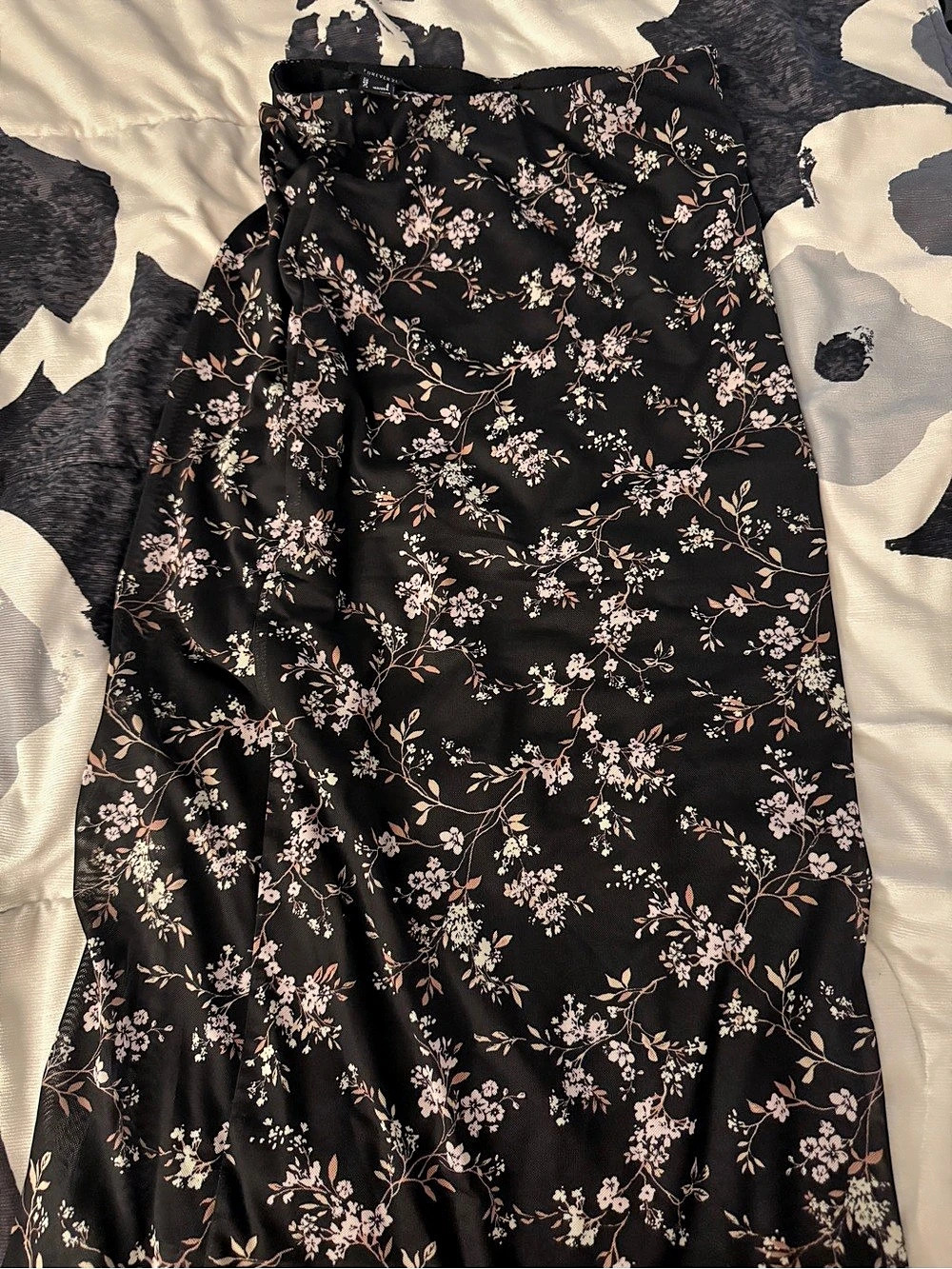 Forever 21 Floral Maxi Skirt in Black & Pink Size Small